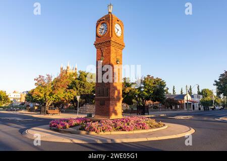 Im Zentrum von Mudgee im Morgengrauen wurde die Mudgee Memorial Uhr zu Ehren der Verstorbenen im Zweiten Weltkrieg errichtet, New South Wales, Australien, 2024 Stockfoto