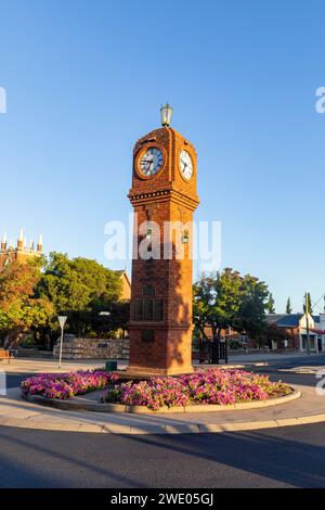 Im Zentrum von Mudgee im Morgengrauen wurde die Mudgee Memorial Uhr zu Ehren der Verstorbenen im Zweiten Weltkrieg errichtet, New South Wales, Australien, 2024 Stockfoto