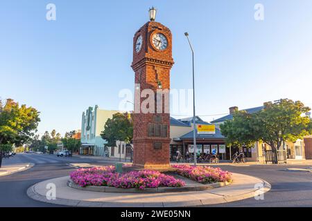 Mudgee Stadtzentrum, Gedenkuhr zu Ehren der Australier, die im 2. Weltkrieg ums Leben kamen, Sommers Day, Australien 2024 Stockfoto