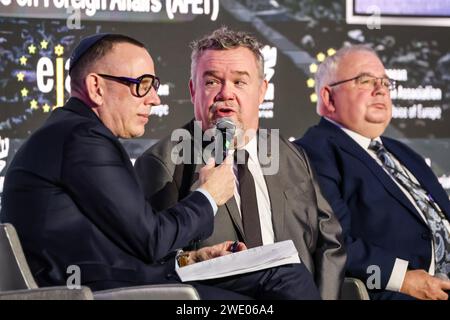 (L-R) Alexander Benjamin, stellvertretender Vorsitzender des EJA-Vorstands für Anwaltskanzlei, MdEP David Lega, Vorsitzender des AANEP, des Ausschusses für auswärtige Angelegenheiten (AFET) und des Unterausschusses für Menschenrechte (DROI), des Europäischen Parlaments, Seán Ó Fearghaíl, Präsident des Parlaments, das Repräsentantenhaus Irlands spricht während des Symposiums der European Jewish Association - The Jewish Voice of Europe in der Konferenzhalle im Doubletree Hilton Hotel in Krakau, Polen am 22. Januar 2024. Auf dem Treffen wird über den verstärkten Antisemitismus in Europa nach dem brutalen Angriff vom 7. Oktober 2023 und dem israelischen Krieg im Gazastreifen diskutiert. Stockfoto