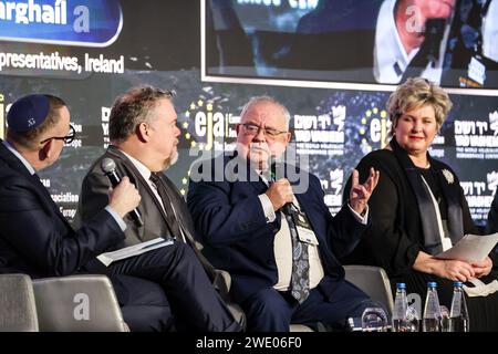 (L-R) Alexander Benjamin, stellvertretender Vorsitzender des EJA Jewish Leaders’ Board for Advocacy, MdEP David Lega, Vorsitzender des AANEP, des Ausschusses für auswärtige Angelegenheiten (AFET) und des Unterausschusses für Menschenrechte (DROI), des Europäischen Parlaments, Seán Ó Fearghaíl, Präsident des Parlaments, Repräsentantenhaus Irlands, und Věra Kovářová, erster Vizepräsident des Parlaments, Abgeordnetenkammer, Tschechien, nehmen am 22. Januar 2024 am Symposium der European Jewish Association - The Jewish Voice of Europe in der Konferenzhalle im Doubletree Hilton Hotel in Krakau, Polen, Teil. Die Besprechung bespricht die Zunahme von Antisemik Stockfoto