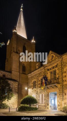 Vue nocturne de l'église Saint Martin et de la mairie Stockfoto