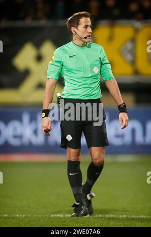 Kerkrade, Niederlande. Januar 2024. KERKRADE, NIEDERLANDE - 22. JANUAR: Schiedsrichter Martin P?rez sieht beim Spiel zwischen dem FC Eindhoven im Parkstad Limburg Stadion am 22. Januar 2024 in Kerkrade, Niederlande. (Foto von Orange Pictures) Credit: dpa/Alamy Live News Stockfoto