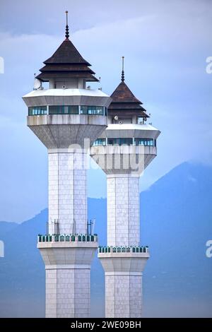 Die beiden Minarette der Großen Moschee von Bandung oder Masjid Raya Bandung in West-Java, Indonesien. Stockfoto