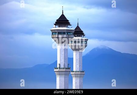 Die beiden Minarette der Großen Moschee von Bandung oder Masjid Raya Bandung in West-Java, Indonesien. Stockfoto