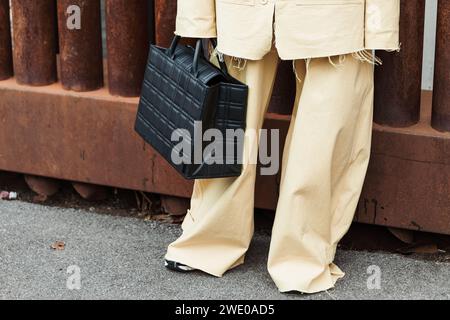 Modedetails außerhalb der Sportmax Show während der Mailand Fashion Week Damenbekleidung Frühjahr/Sommer 2024. Stockfoto