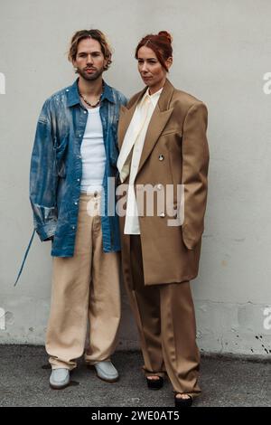 Alice Barbier trägt einen übergroßen braunen Anzug; Sebastien Roques trägt ein Denim-Hemd und eine beige Hose. Während der Mailänder Fashion Week wird die Sportmax-Show gezeigt Stockfoto