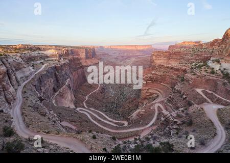 Die schnurrende Straße führt hinunter in den Canyon und folgt mehreren Kurven und Serpentinen. Nicht für Höhenangst, diese Straße ist ein bisschen gefährlich, und Stockfoto