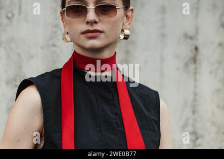 Modedetails außerhalb der Sportmax Show während der Mailand Fashion Week Damenbekleidung Frühjahr/Sommer 2024. Stockfoto