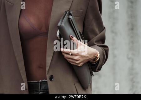 Modedetails außerhalb der Sportmax Show während der Mailand Fashion Week Damenbekleidung Frühjahr/Sommer 2024. Stockfoto