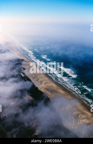 Dramatischer, nebliger Blick aus der Luft auf den Strand und den Pazifik; Newport; Oregon; USA Stockfoto