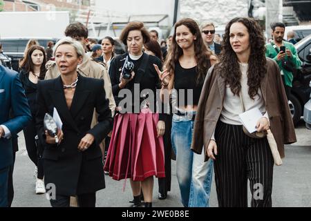 Gäste außerhalb der Sportmax Show während der Milan Fashion Week Damenbekleidung Frühjahr/Sommer 2024. Stockfoto