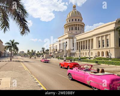 Havanna, Kuba - 16. November 2023 - Straßenansicht von Oldtimern, die vor El Capitolio fahren Stockfoto