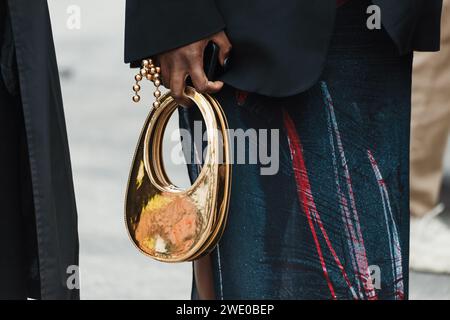 Modedetails außerhalb der Sportmax Show während der Mailand Fashion Week Damenbekleidung Frühjahr/Sommer 2024. Stockfoto