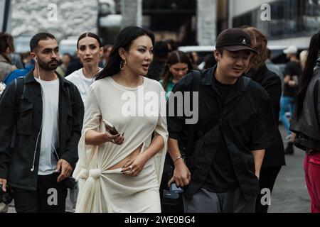 Gäste außerhalb der Sportmax Show während der Milan Fashion Week Damenbekleidung Frühjahr/Sommer 2024. Stockfoto