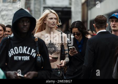 Modelle außerhalb von Sportmax werden während der Milan Fashion Week im Frühjahr/Sommer 2024 gezeigt. Stockfoto