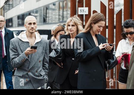 Gäste außerhalb der Sportmax Show während der Milan Fashion Week Damenbekleidung Frühjahr/Sommer 2024. Stockfoto