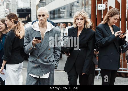 Gäste außerhalb der Sportmax Show während der Milan Fashion Week Damenbekleidung Frühjahr/Sommer 2024. Stockfoto