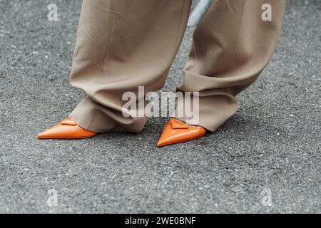 Modedetails außerhalb der Sportmax Show während der Mailand Fashion Week Damenbekleidung Frühjahr/Sommer 2024. Stockfoto