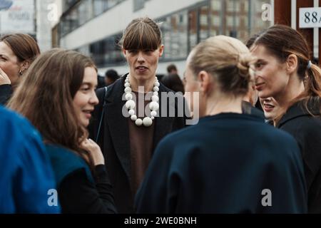 Gäste außerhalb der Sportmax Show während der Milan Fashion Week Damenbekleidung Frühjahr/Sommer 2024. Stockfoto