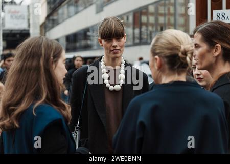 Gäste außerhalb der Sportmax Show während der Milan Fashion Week Damenbekleidung Frühjahr/Sommer 2024. Stockfoto