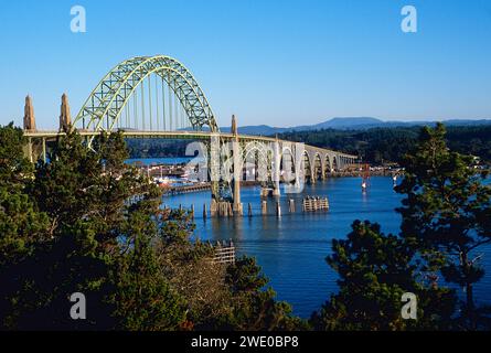 Yaquina Bay Bridge; Bogenbrücke; überspannt Yaquina Bay südlich von Newport; Oregon; USA Stockfoto