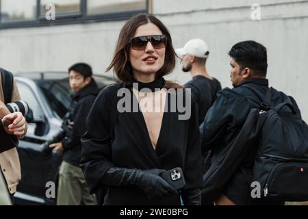 Ein Gast außerhalb der Sportmax Show während der Mailand Fashion Week Damenbekleidung Frühjahr/Sommer 2024. Stockfoto