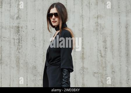 Ein Gast außerhalb der Sportmax Show während der Mailand Fashion Week Damenbekleidung Frühjahr/Sommer 2024. Stockfoto