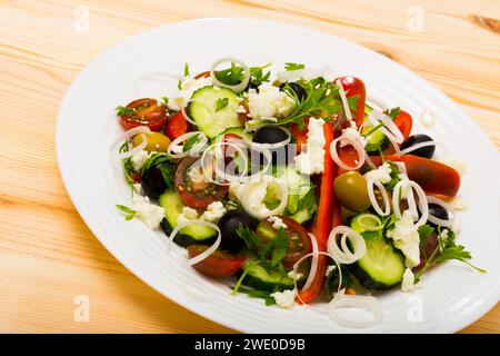 Shopska-Salat mit Gurken, Tomaten, Paprika und Brynza Stockfoto