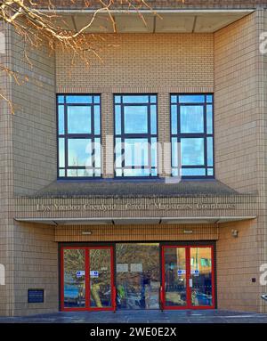 Hauptfassade des Cardiff Magistrates Court, Cardiff. Vom Januar 2024 Stockfoto