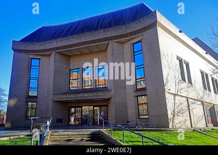 Hauptfassade des Cardiff Magistrates Court, Cardiff. Vom Januar 2024 Stockfoto