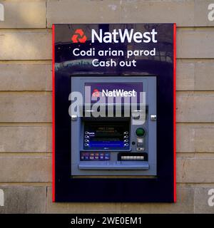 NatWest zweisprachiger Geldautomat, Queen Street, Cardiff. Vom Januar 2024 Stockfoto