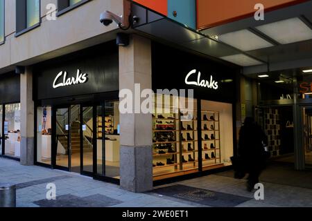 Clarks Schuhgeschäft Geschäft vorne und Schild, Cardiff Stadtzentrum. Vom Januar 2024 Stockfoto