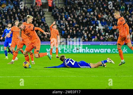 King Power Stadium, Leicester, Großbritannien. Januar 2024. EFL Championship Football, Leicester City gegen Ipswich Town; Kiernan Dewsbury-Hall aus Leicester wird im Strafraum von Harry Clarke aus Ipswich niedergeschlagen, aber kein Foul wird mit Credit: Action Plus Sports/Alamy Live News ausgezeichnet Stockfoto
