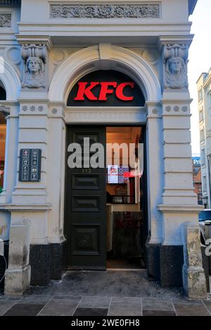 Eingang und Logo des KFC, St Mary Street, Cardiff. Vom Januar 2024 Stockfoto