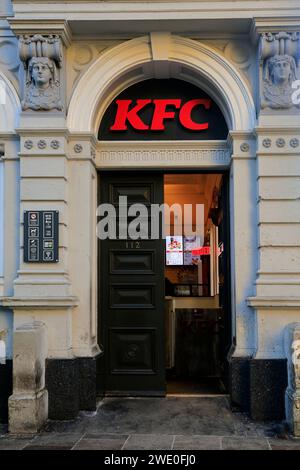 Eingang und Logo des KFC, St Mary Street, Cardiff. Vom Januar 2024 Stockfoto