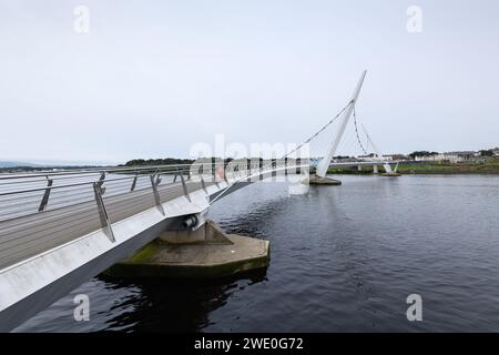 Die moderne Friedensbrücke über den Fluss Foyle in der historischen Stadt Derry, Nordirland. Stockfoto