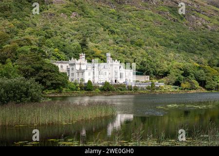 Die wunderschöne Kylemore Abbey am Ufer des Lake Pollacappul in Connemara, Galway, Irland. Stockfoto