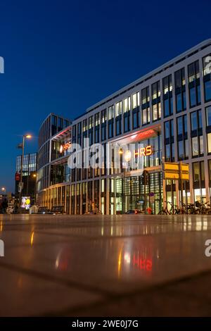 Firmenzentrale des Reiseveranstalters HRS, Köln Hauptbahnhof, Breslauer Platz, Kölner Dom, Köln, NRW, Deutschland, Stockfoto