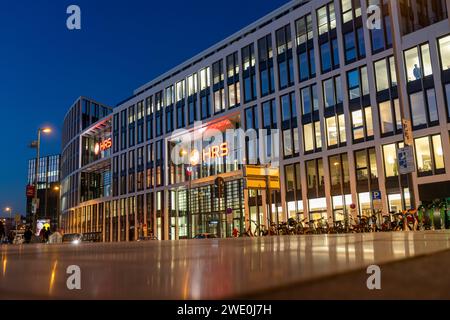 Firmenzentrale des Reiseveranstalters HRS, Köln Hauptbahnhof, Breslauer Platz, Kölner Dom, Köln, NRW, Deutschland, Stockfoto