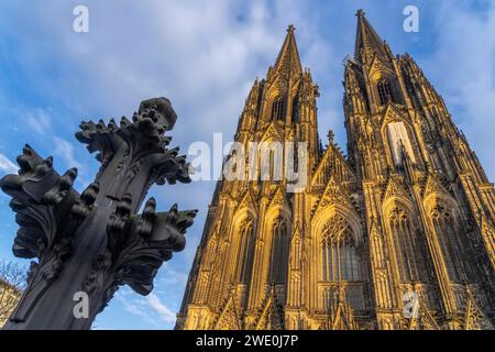 Kölner Dom, Blick auf die Westfassade, auf den Nordturm einer der seltenen Anlässe fast ohne Gerüst auf den Türmen, Köln, Deutschland, Stockfoto