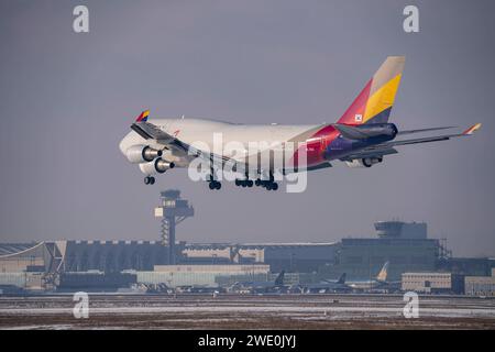 Asiana Airlines, Cargo Boeing 747-400F beim Landeanflug auf den Flughafen Frankfurt FRA, Tower der Flugsicherung, Fraport, im Winter, Hessen, Deutschland Flughafen FRA *** Asiana Airlines, Cargo Boeing 747 400F bei Anflug zum Flughafen Frankfurt FRA, Air Traffic Control Tower, Fraport, im Winter Hessen, Deutschland FRA Airport Stockfoto