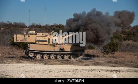 SPC. Brandon Delgado, ein US-Army-Trooper, der Apex Battery, 2. Bataillon, 82. Feldartillerie-Regiment, 3. Armored Brigade Combat Team, 1. Kavalleriedivision, zugeordnet ist, lädt eine Runde in einen M109 Paladin während einer Table XVIII Combined-Artillery-Übung am 17. Januar auf Fort Cavazos, Texas. Die Paladin-Crews unterstützen die Bewegung der Bodenkräfte durch Artilleriefeuer. (US-Fotos von SPC. David Dumas) Stockfoto