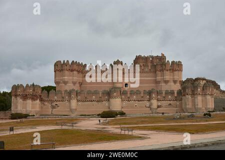 Die Burg Coca (Castillo de Coca) ist eine Festung aus dem 15. Jahrhundert und befindet sich in der Stadt Coca in Segovia, Castilla y Leon, Spanien Stockfoto