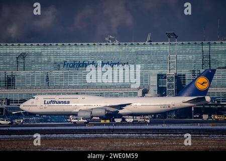 Lufthansa, Boeing 747, Jubojet, auf dem Rollweg am Flughafen Frankfurt FRA, Fraport, im Winter, Hessen, Deutschland Flughafen FRA *** Lufthansa, Boeing 747, Jubojet, auf dem Rollweg am Flughafen Frankfurt FRA, Fraport, im Winter, Hessen, Germany Airport FRA Stockfoto