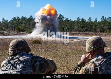 Soldaten der US Army Reserve, die 689th Engineer Company, 841st Engineer Battalion, 926th Engineer Brigade, 412th Theater Engineer Command, führen am 20. Januar 2024 Sprengstoffdurchbrüche und Routenräumübungen im Camp Blanding Joint Training Center in stark, Florida durch. Kampftechniker führen Schulungen durch, um taktisch kompetent in Aufgaben wie dem ordnungsgemäßen Bau von Sprengkörpern, der Zerstörung von Geländehindernissen und dem Durchbrechen von Gebäuden zu bleiben. (Foto der US-Armee von SPC. Danielle Sturgill). Stockfoto