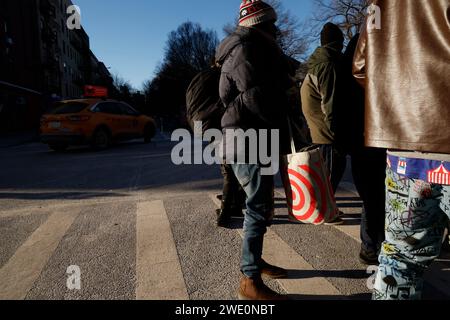 Migranten, die aus Tierheimen gezwungen wurden, erhalten Lebensmittel- und Bekleidungsspenden, während sie darauf warten, am 21. Januar 2024 in New York City in andere Tierheime am Tompkins Square auf der East Side von Manhattan umgeleitet zu werden. New York City hat eine neue Richtlinie erlassen, mit der alleinerziehende Migranten effektiv aus Unterkünften vertrieben werden und sie gezwungen werden, nach einer anfänglichen Frist von 30 Tagen erneut eine neue Unterkunft zu beantragen. Mehrere Freiwilligengruppen haben zwischenzeitlich während der zunehmend kalten Temperaturen warme Mahlzeiten und warme Kleidung bereitgestellt. (Foto: John Lamparski/SIPA USA). Stockfoto