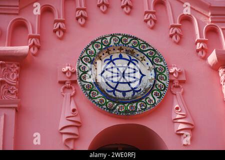 Nahaufnahme eines indo-sarakenischen Architekturgebäudes (Ein Gebäude von Ahsan Manzil) (Dhaka, Bangladesch 31-12-2022) Stockfoto