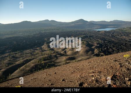 Fantastische Lavabetten Und Butte Lake Im Lassen Volcanic National Park Stockfoto