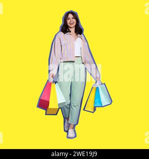 Pop-Art-Poster. Schöne junge Frau mit Papiereinkaufstaschen auf gelbem Hintergrund Stockfoto